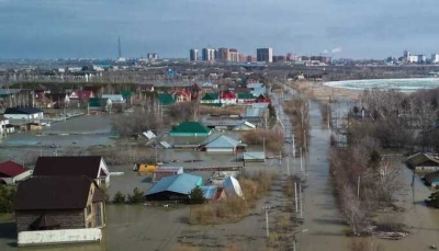 В Казахстане наводнение размывает кладбища